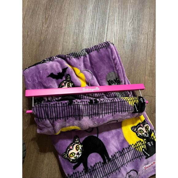 NWT BETSEYVILLE BETSEY JOHNSON Halloween Throw Blanket Black Cat Purple w/Hanger - Picture 5 of 9